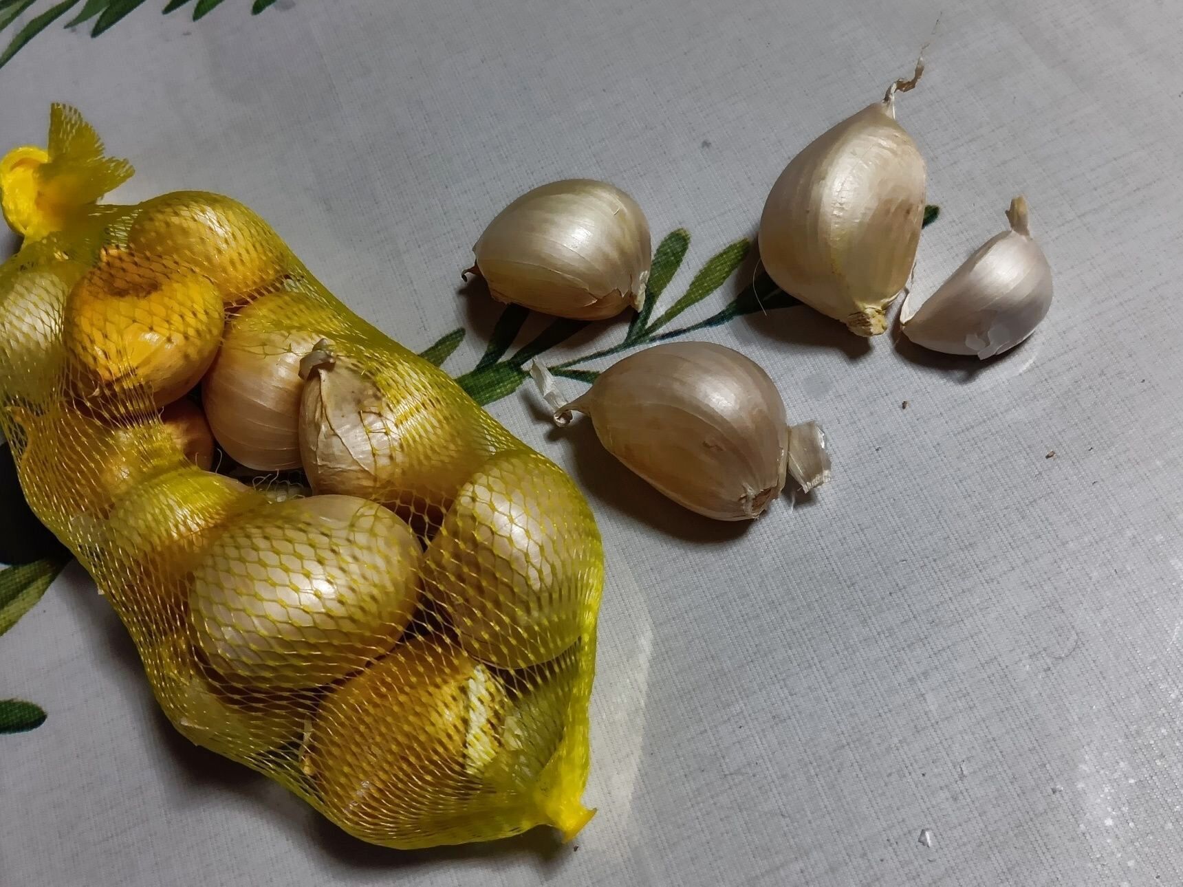 袋から出してみると、まず驚いたのはそのサイズ！ 普段見慣れているにんにくとはまるで別物のような存在感です。