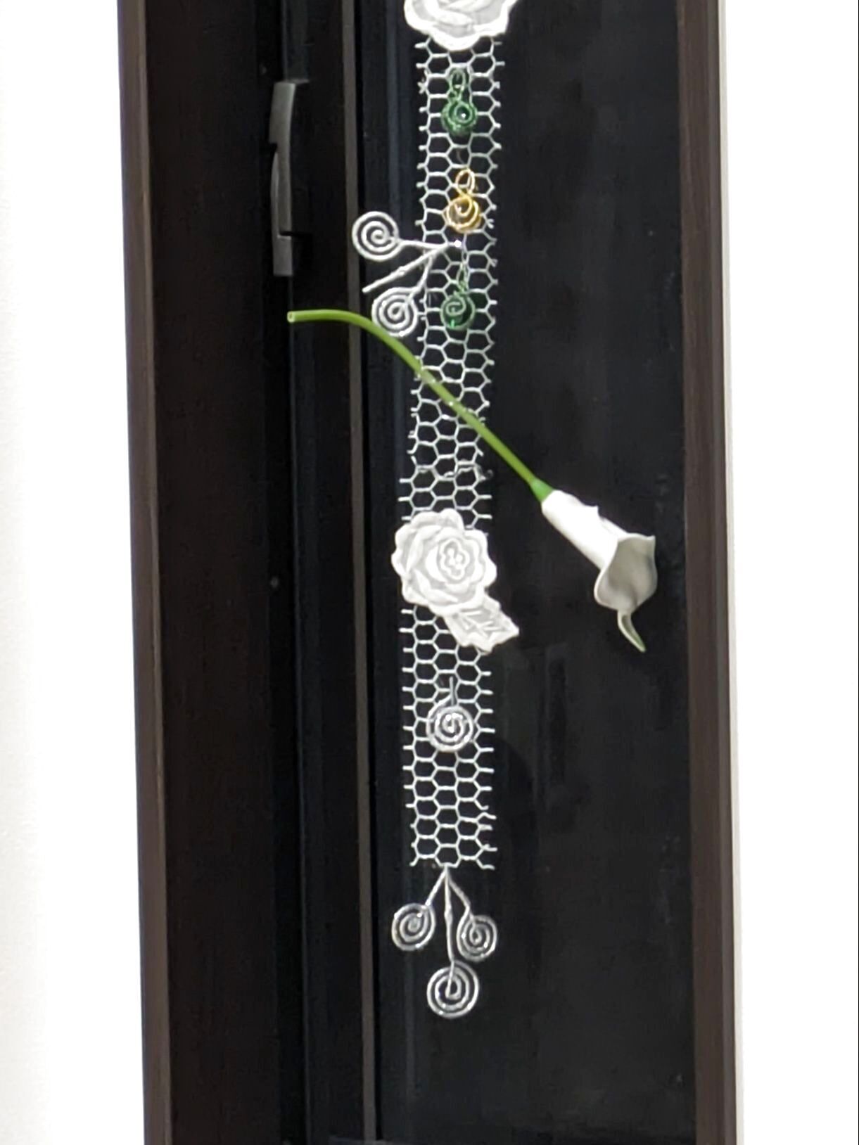 レースの薔薇部分だけカットして使っています