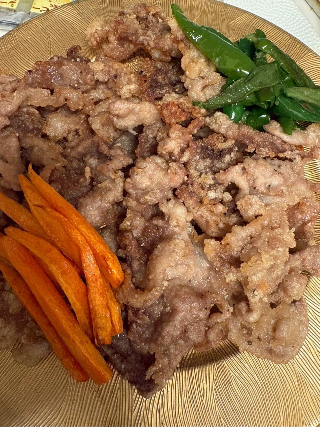 人参とピーマンの素揚げも一緒に盛り付けます。