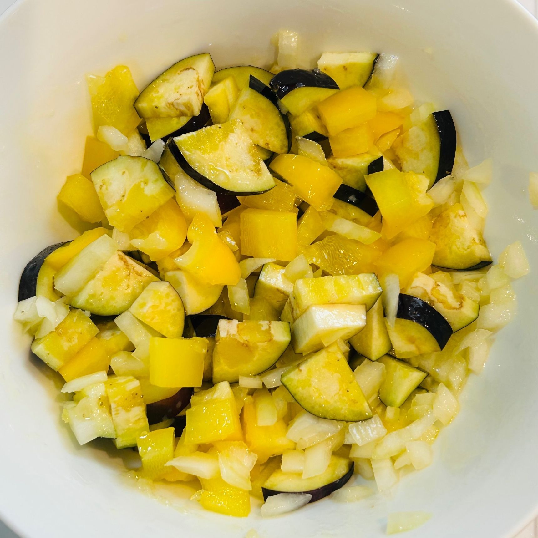 2. 耐熱ボウルにナスなどを入れて電子レンジ加熱します