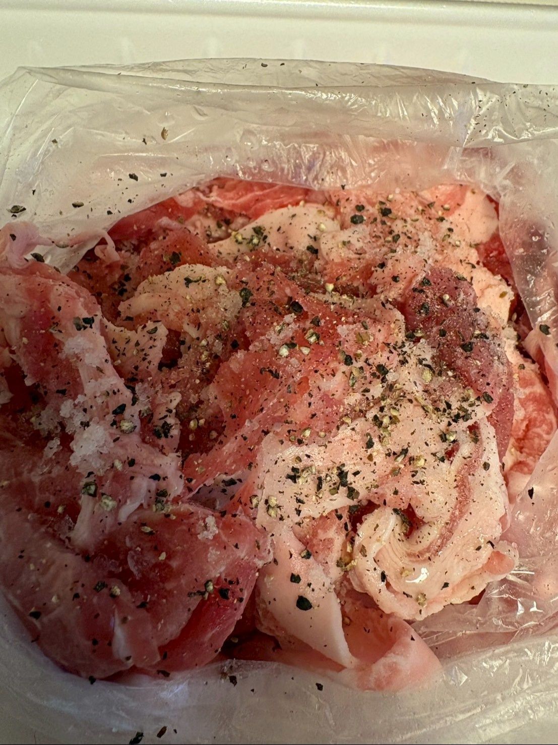 塩コショウしてよく揉み込みます。