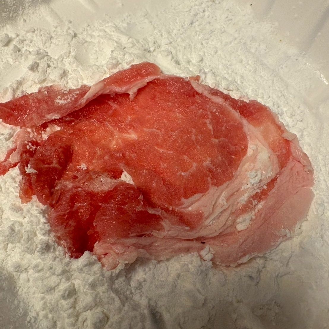 なるべく広げて片栗粉をまぶします。