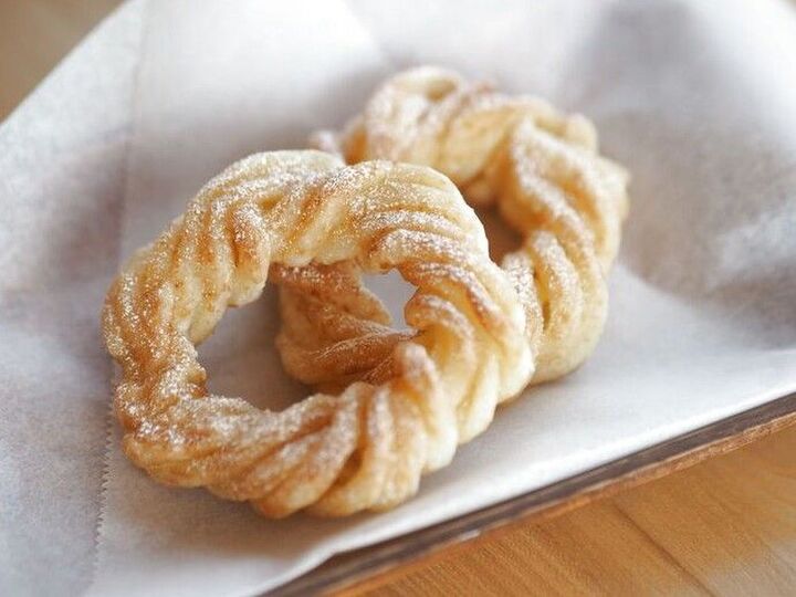 外はカリッ、中はもちっと食感。『うどん』で美味しいドーナツができちゃった!材料3つだけで超簡単♪