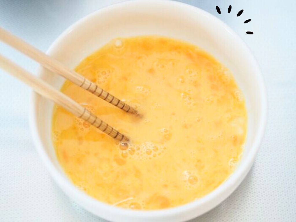 『溶き卵』を作るのに菜箸使うのやめました。身近な道具でもっと手早くキレイにできるんです♪