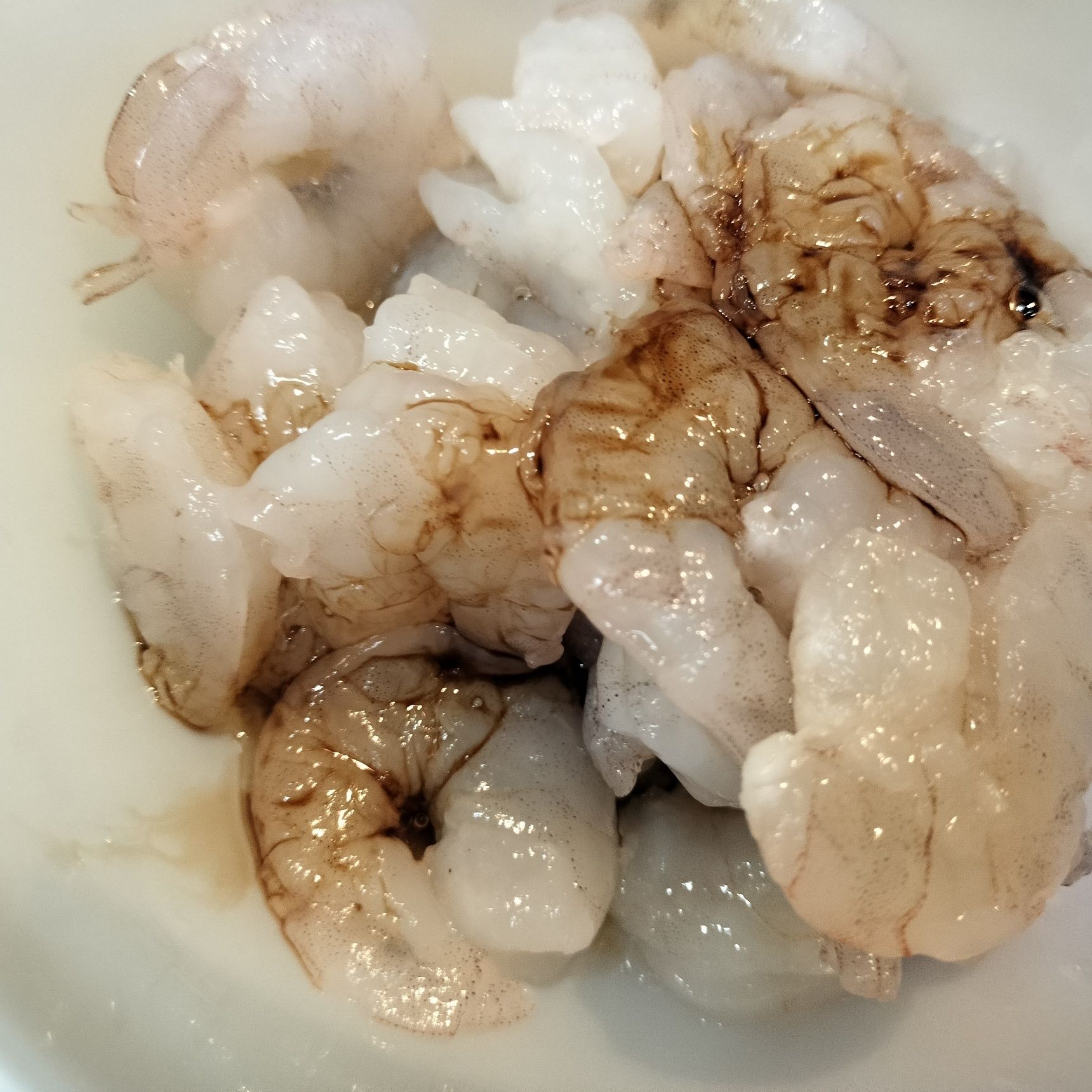 1.ボウルに、バナメイエビを入れる→材料●を加えて、軽く揉み込む→30分程漬け込む