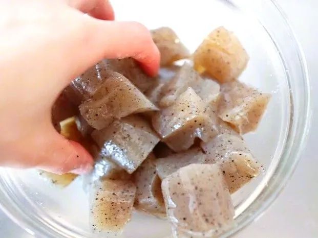 いつもの「こんにゃく」が別物に！？味しみバツグンになる驚きの裏ワザ。独特のニオイもなくなりますよ♪