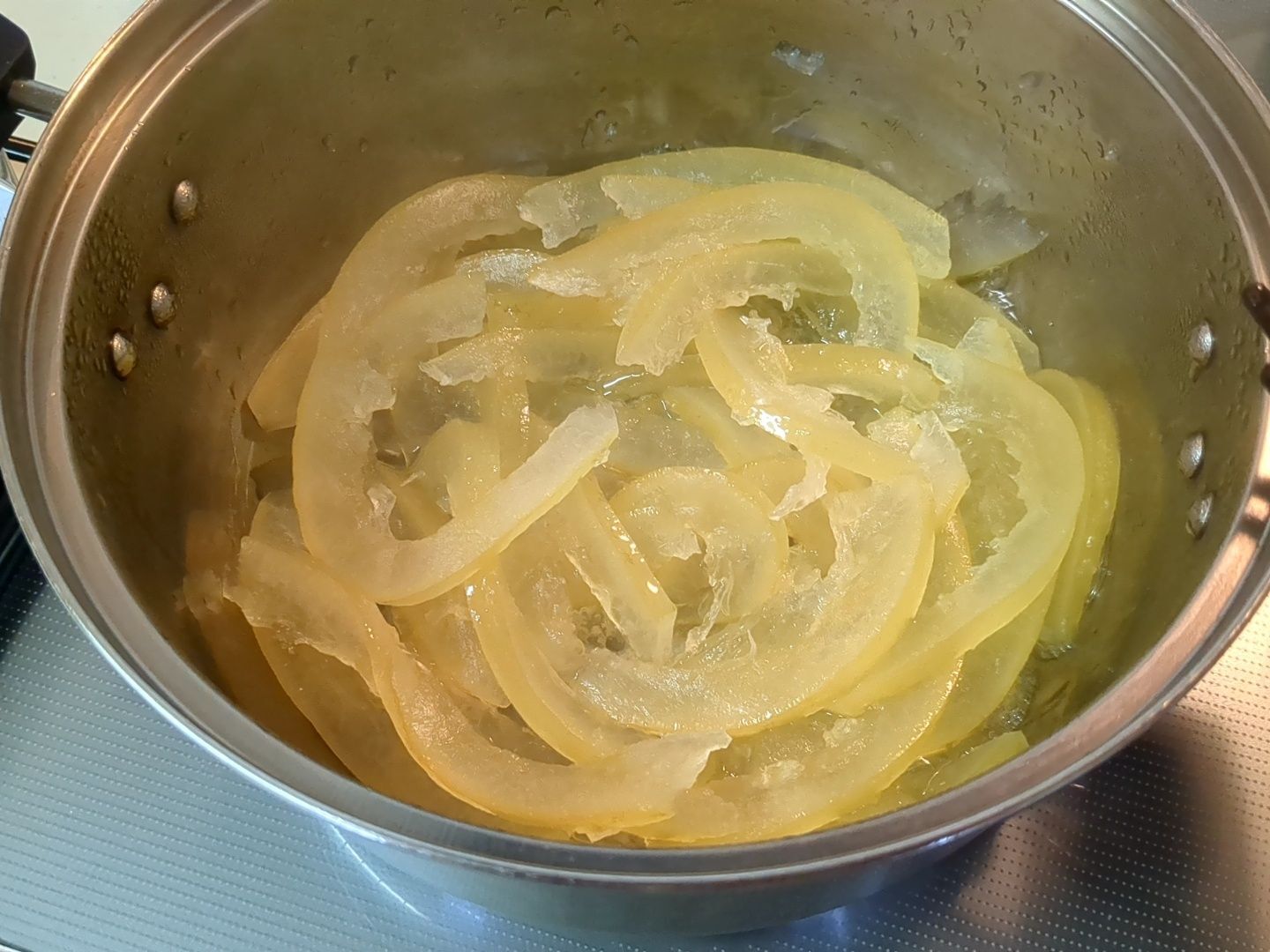 文旦の皮を煮ます