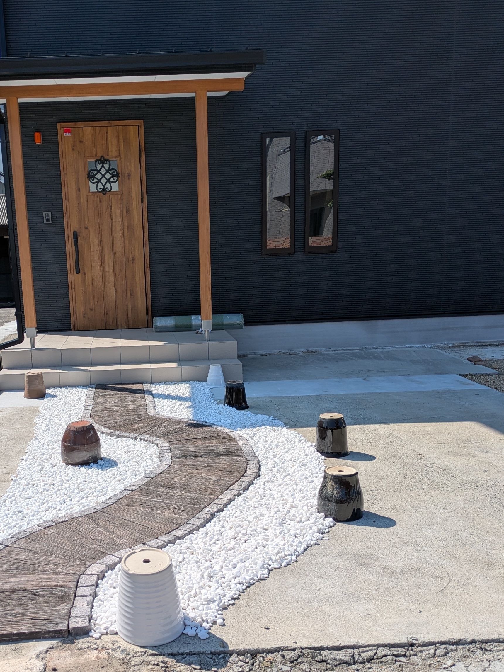 まずはアプローチのカーブブロックを置いて…両サイドに玉砂利を置きます