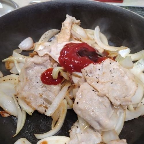 ケチャップとお好みソースを加える