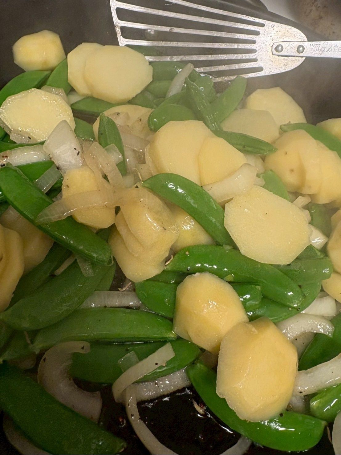 レンチンしたジャガイモを加えて全体を混ぜ合わせます。