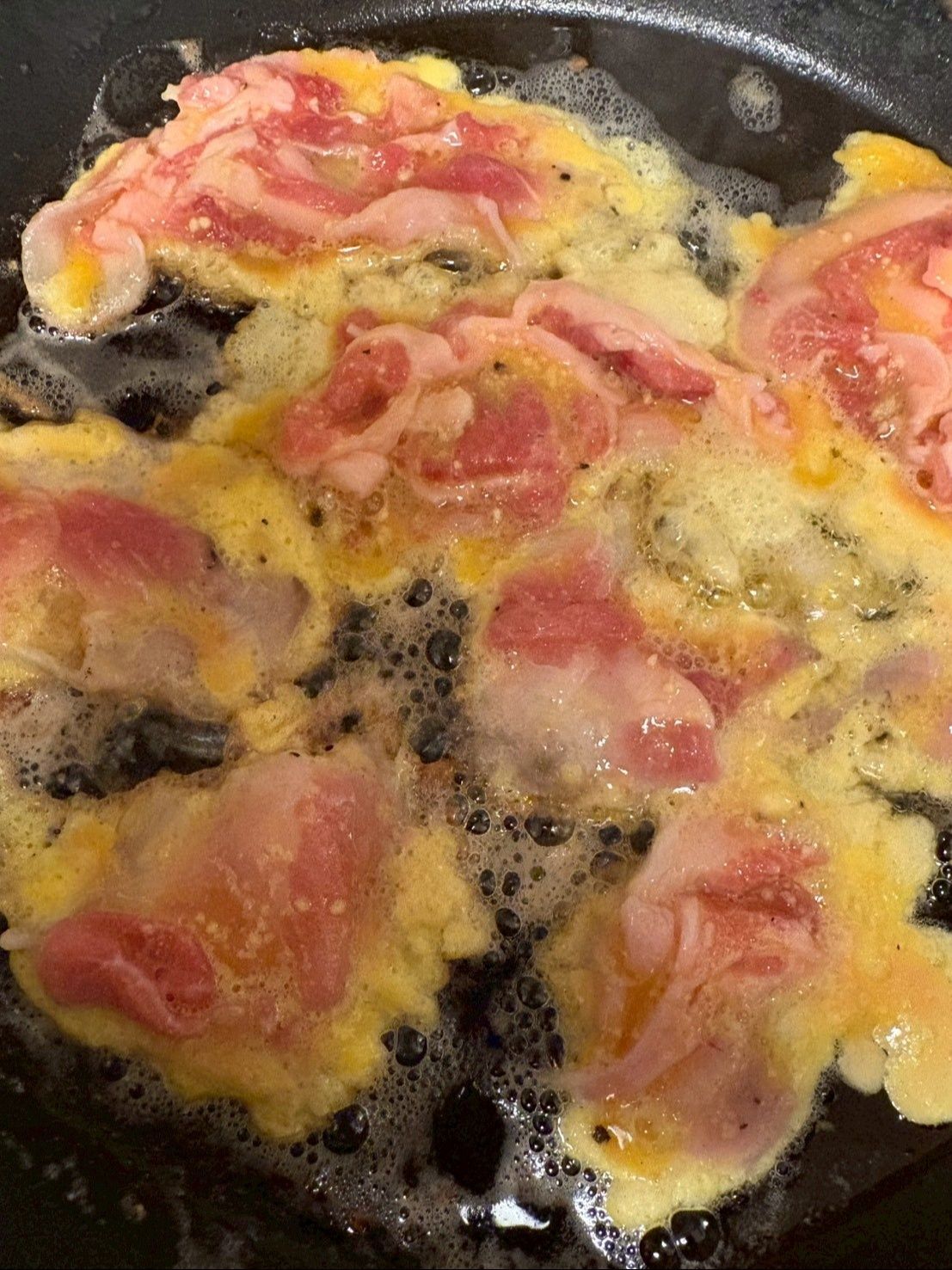 こま切れのお肉でも何枚か重ねて卵に付けたらどんどん焼くだけです！