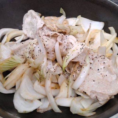 豚肉と玉ねぎを合わせる