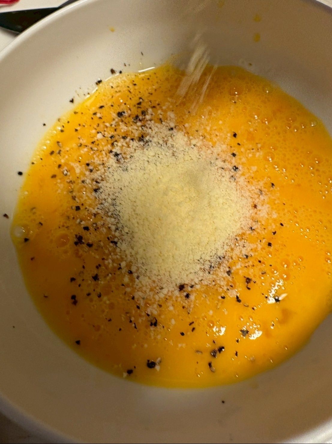 卵4個を割りほぐし、塩コショウと粉チーズをどっさり入れて良く混ぜます。