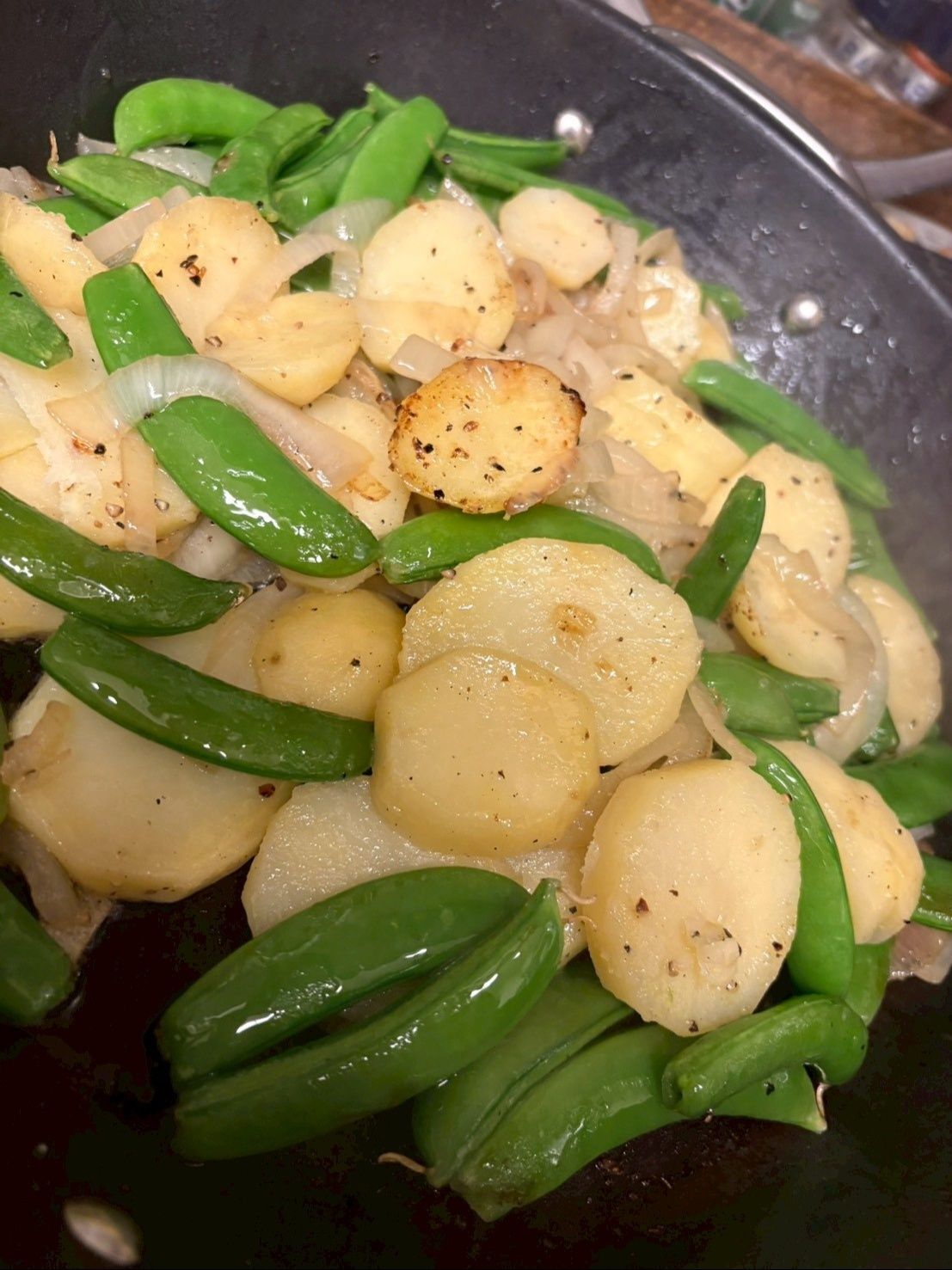 ジャガイモに焼き目が付くくらいしっかり炒めで完成です！