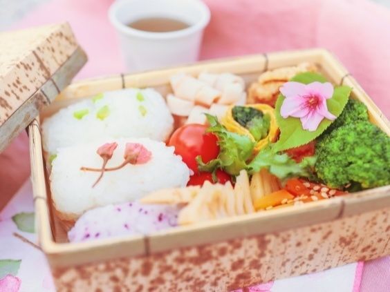 親子で作る桜デコ弁