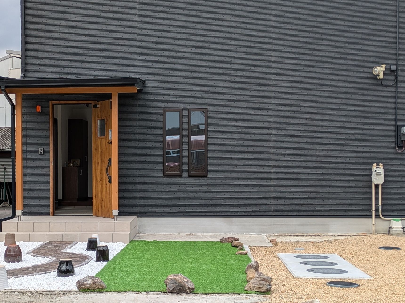 人工芝を広げて接着します