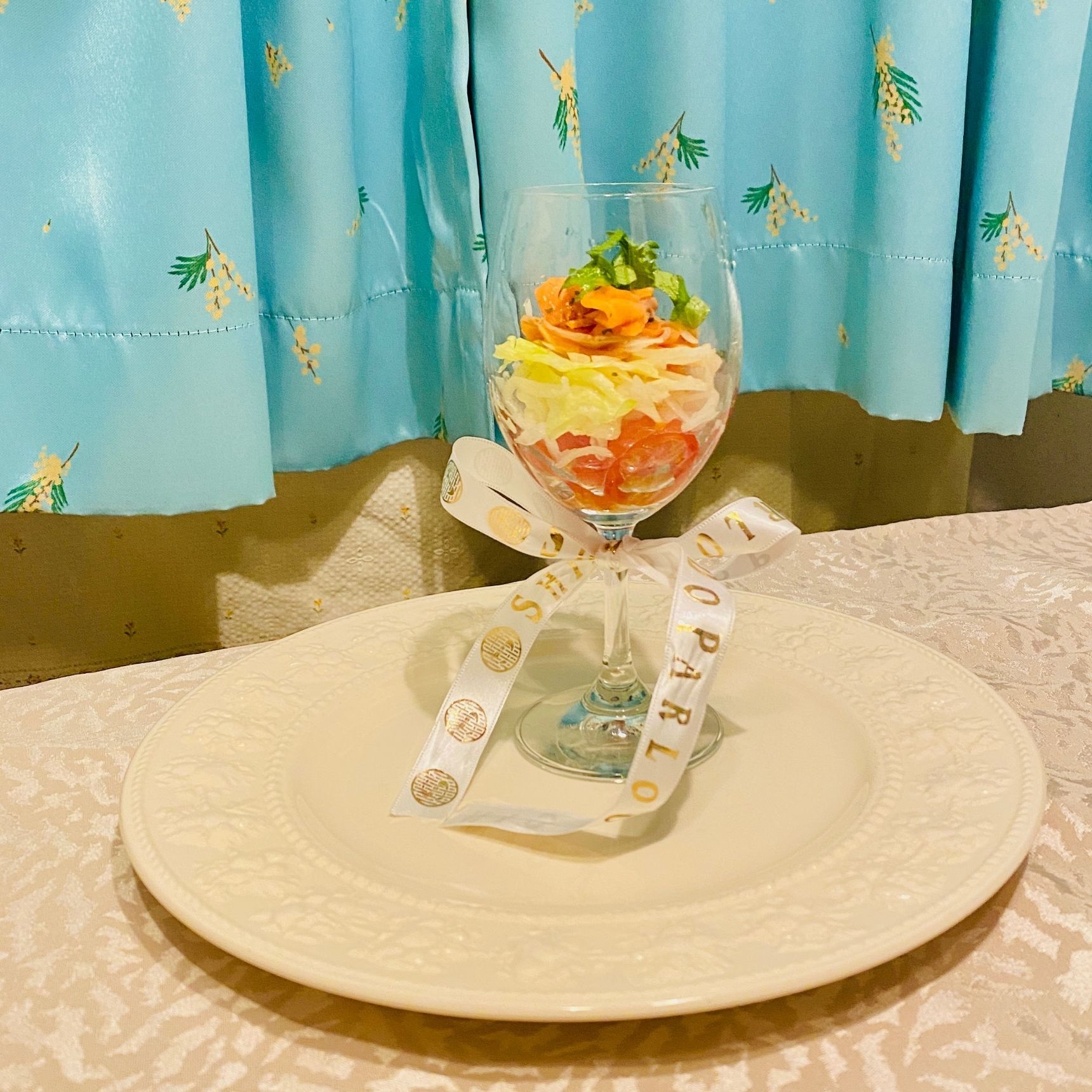 グンとオシャレに！新玉ねぎとサーモンのグラスマリネ