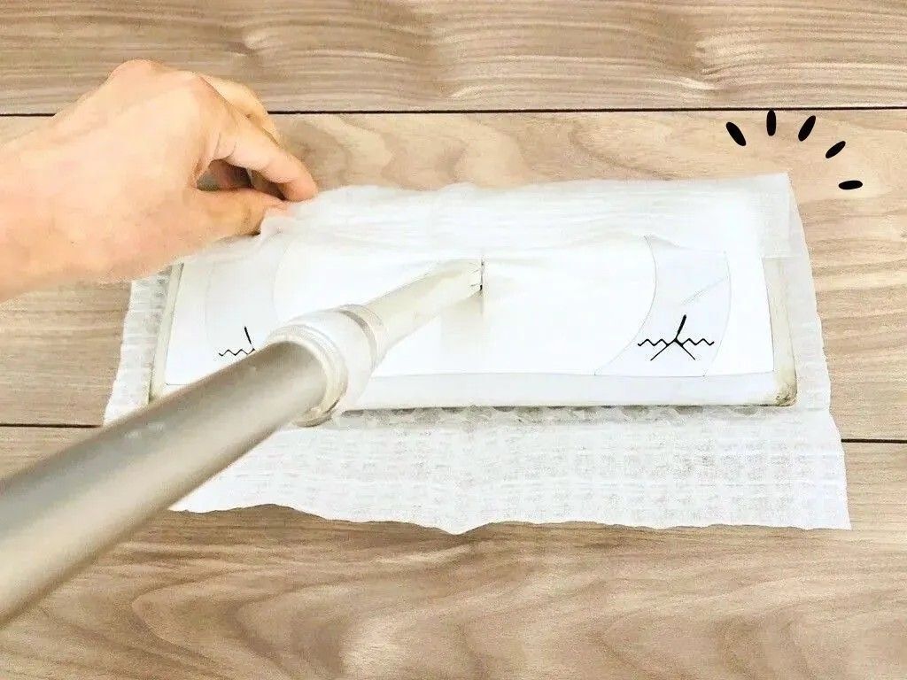 挟むだけで…！？フロアワイパーのお掃除力をパワーアップさせる方法。〈試してみた〉