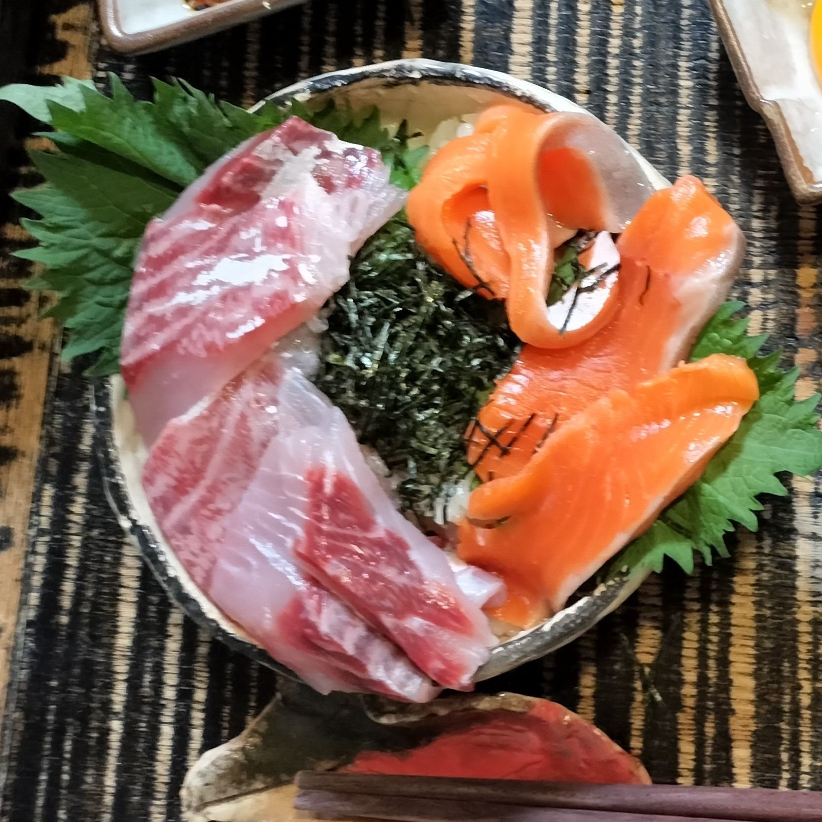 【サーモンボラ丼は卵黄と特製ダレで！】