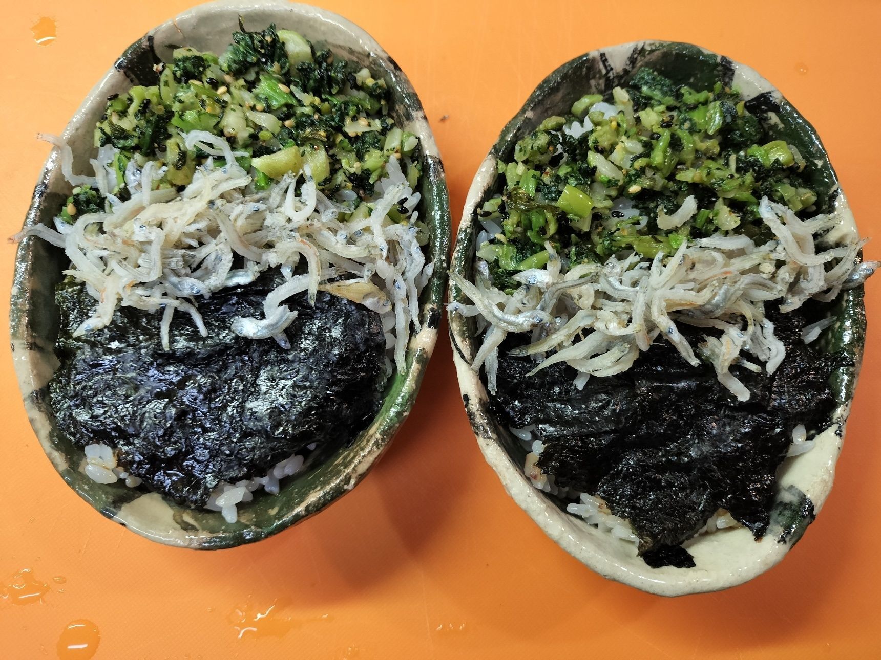 3、器に、粗熱をとった白飯を入れる→醤油を付けた焼き海苔をのせる→かちりと手順2の生ふりかけをかけて、完成〜！