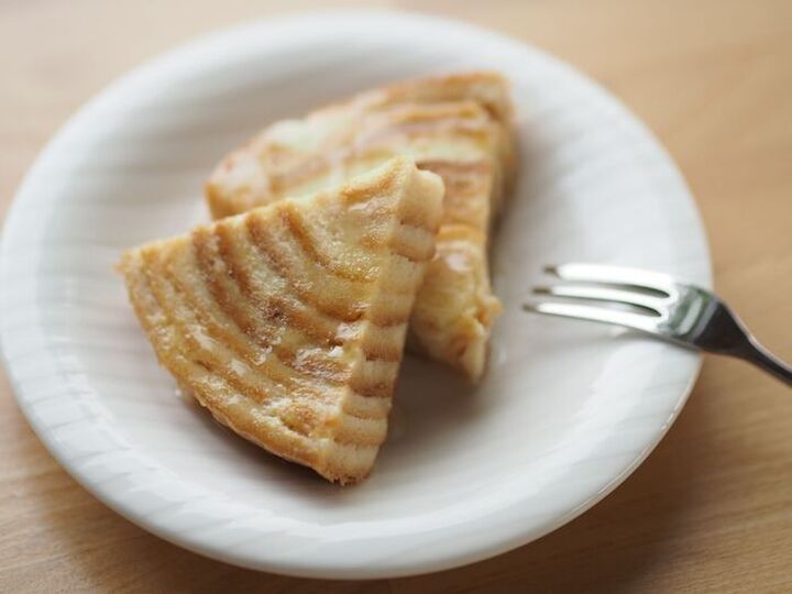 パンの耳で『バウムクーヘン』ができちゃった!?混ぜて→漬けて→焼くだけの簡単おやつ♡