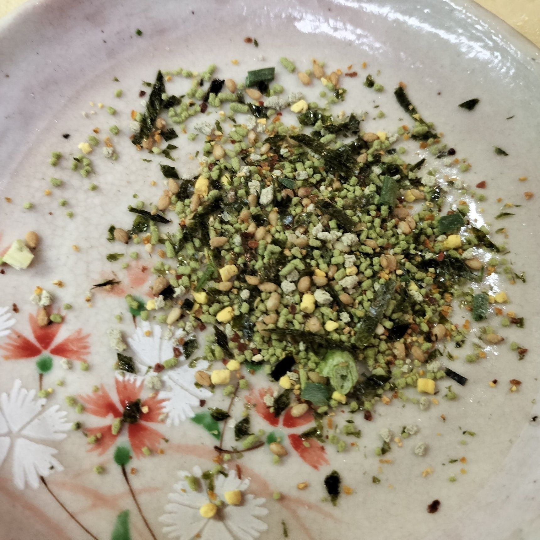 2、わさびふりかけと炒りごまを加えて、サッと炒める（生ふりかけ完成）