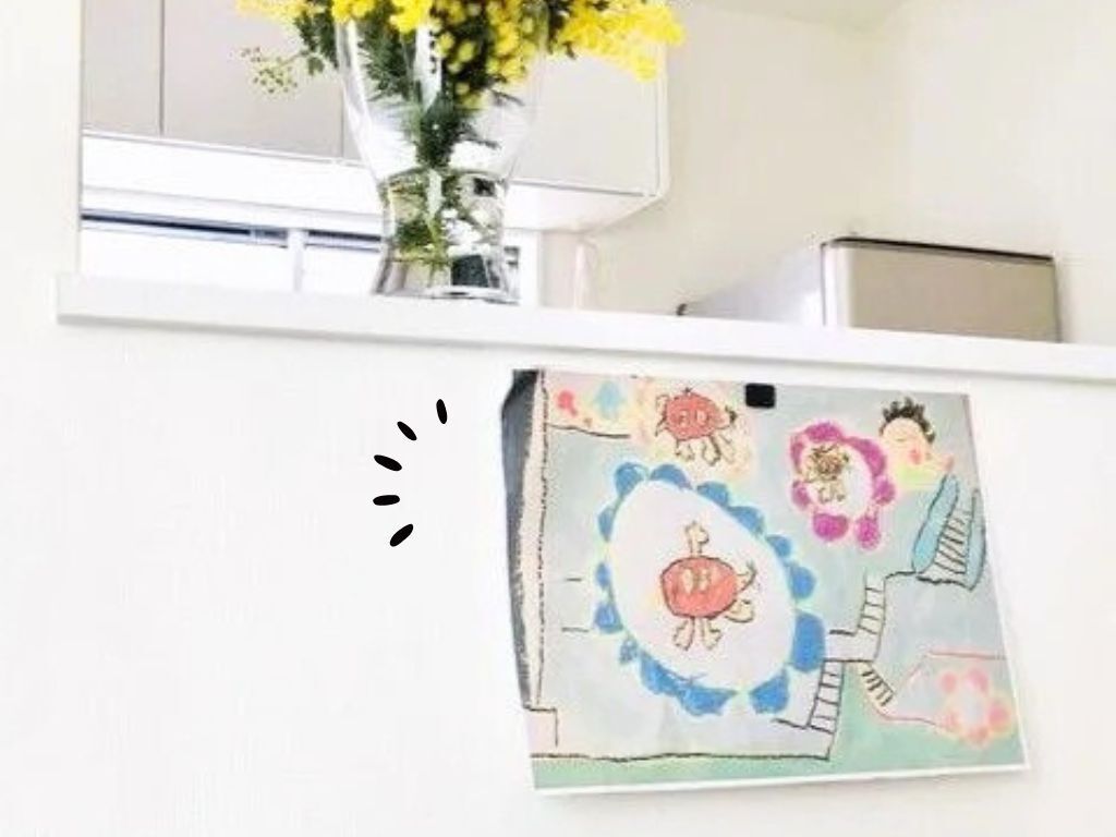 壁に「穴」を開けずに絵を飾る方法。まさかこんな裏ワザがあったとは…！
