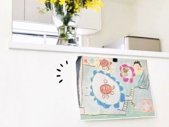 壁に「穴」を開けずに絵を飾る方法。まさかこんな裏ワザがあったとは…!