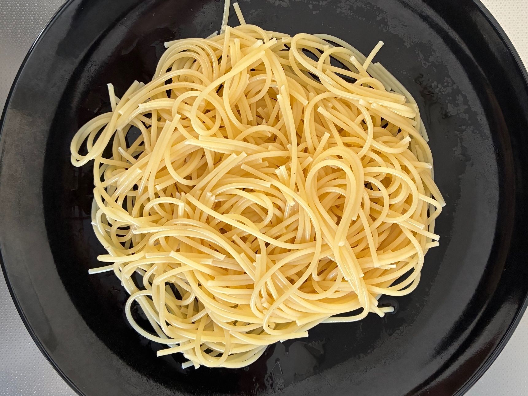 パスタを茹でる