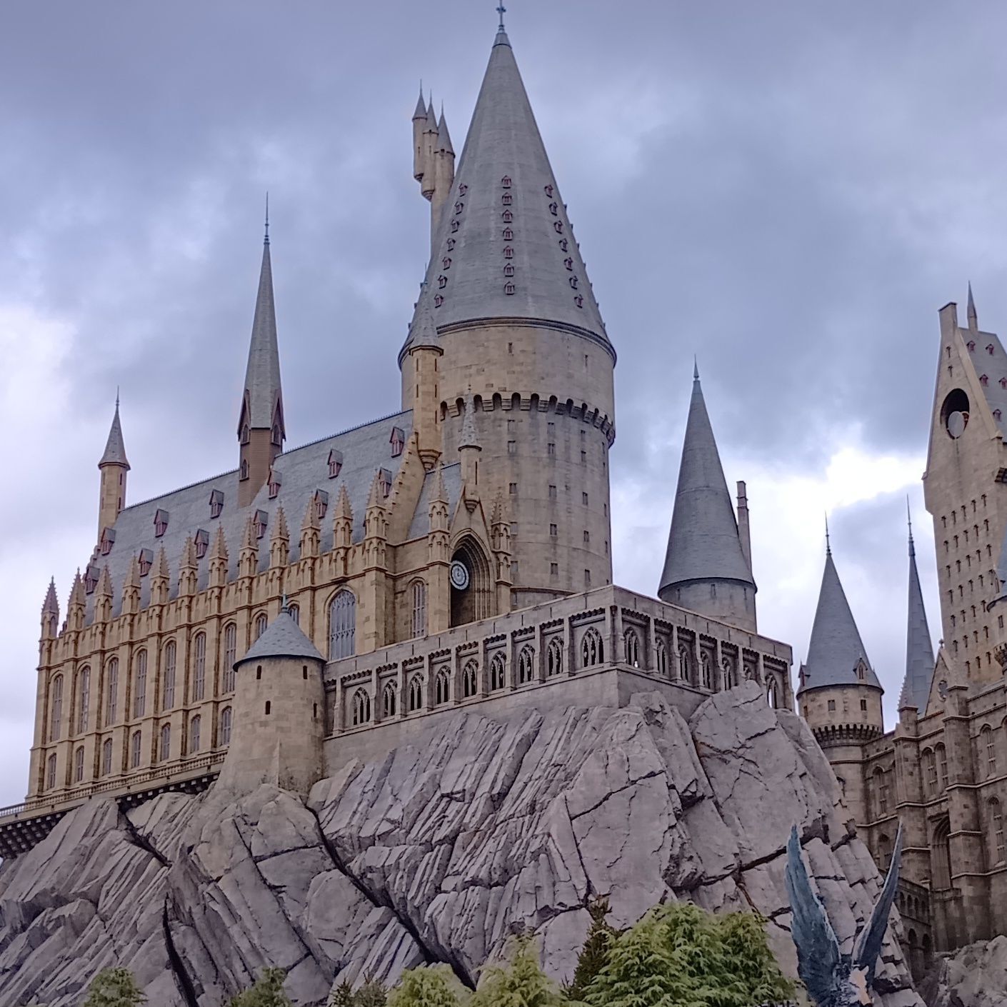 雨上がりにそっと咲く、慎み深い小さなお花。そんな春のひとコマを、今回のお題としてご紹介します！