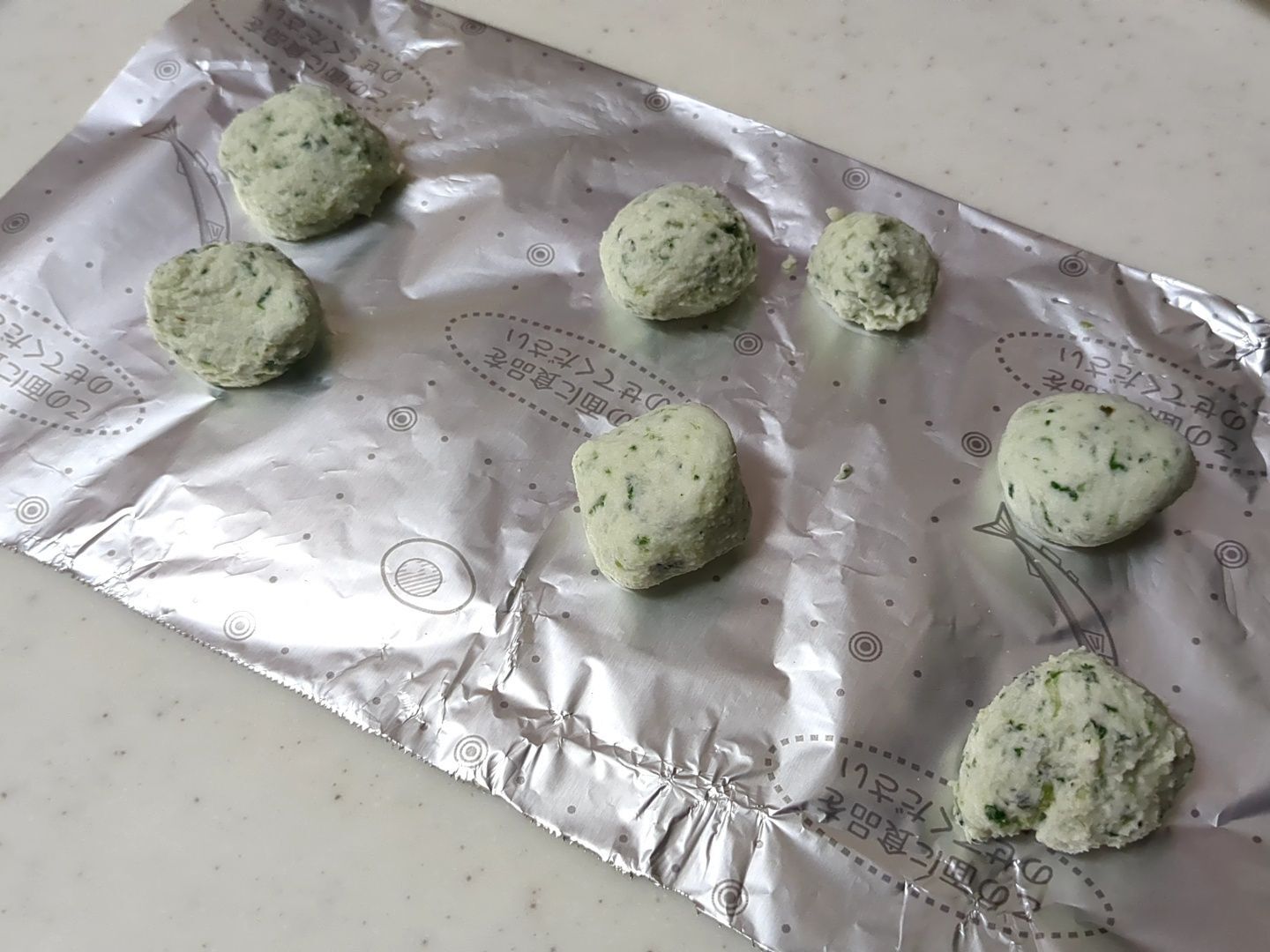 細かく刻み、団子の生地に混ぜましょう！