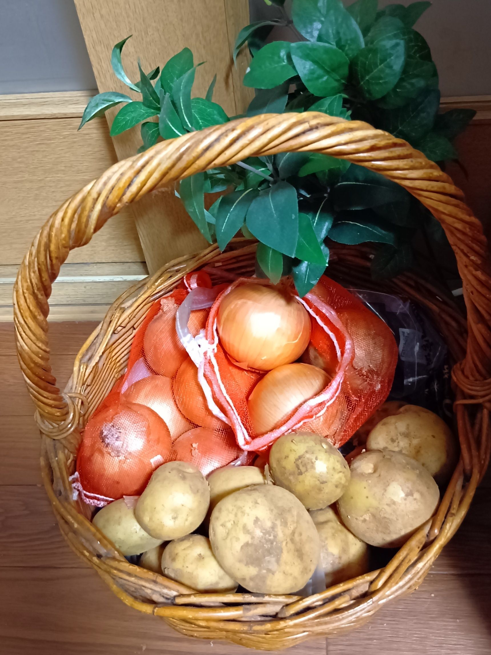 このような理由から、玉ねぎとじゃがいもは「別々に」「風通しの良い冷暗所」で保存するのが理想とされています。