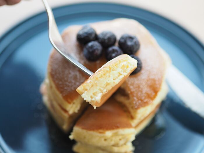 ひとさじ加えるだけで…？ふわふわ『パンケーキ』を作る裏ワザ。まるで専門店の味♡