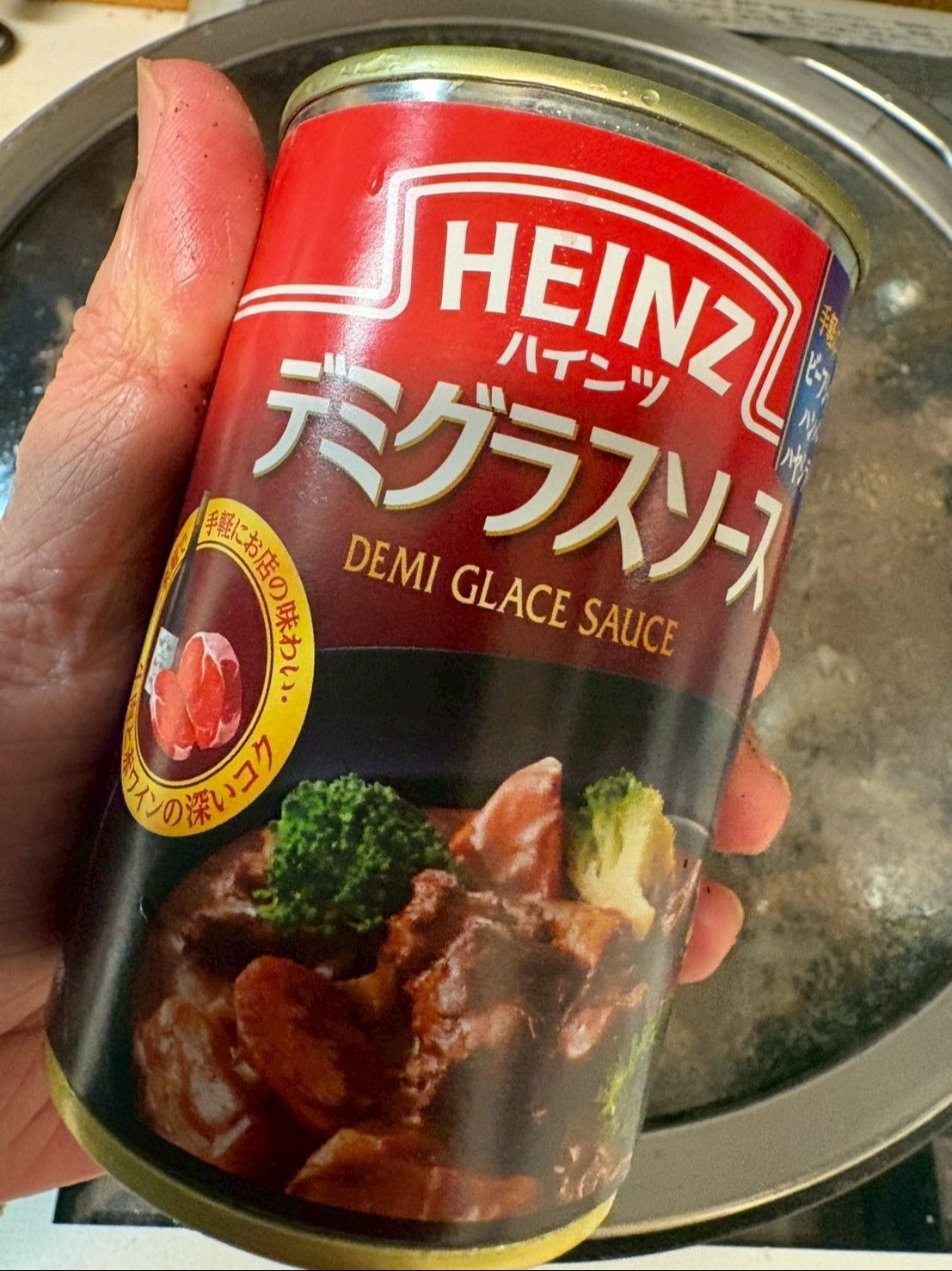 ここでデミグラスソースの缶詰を加えます！