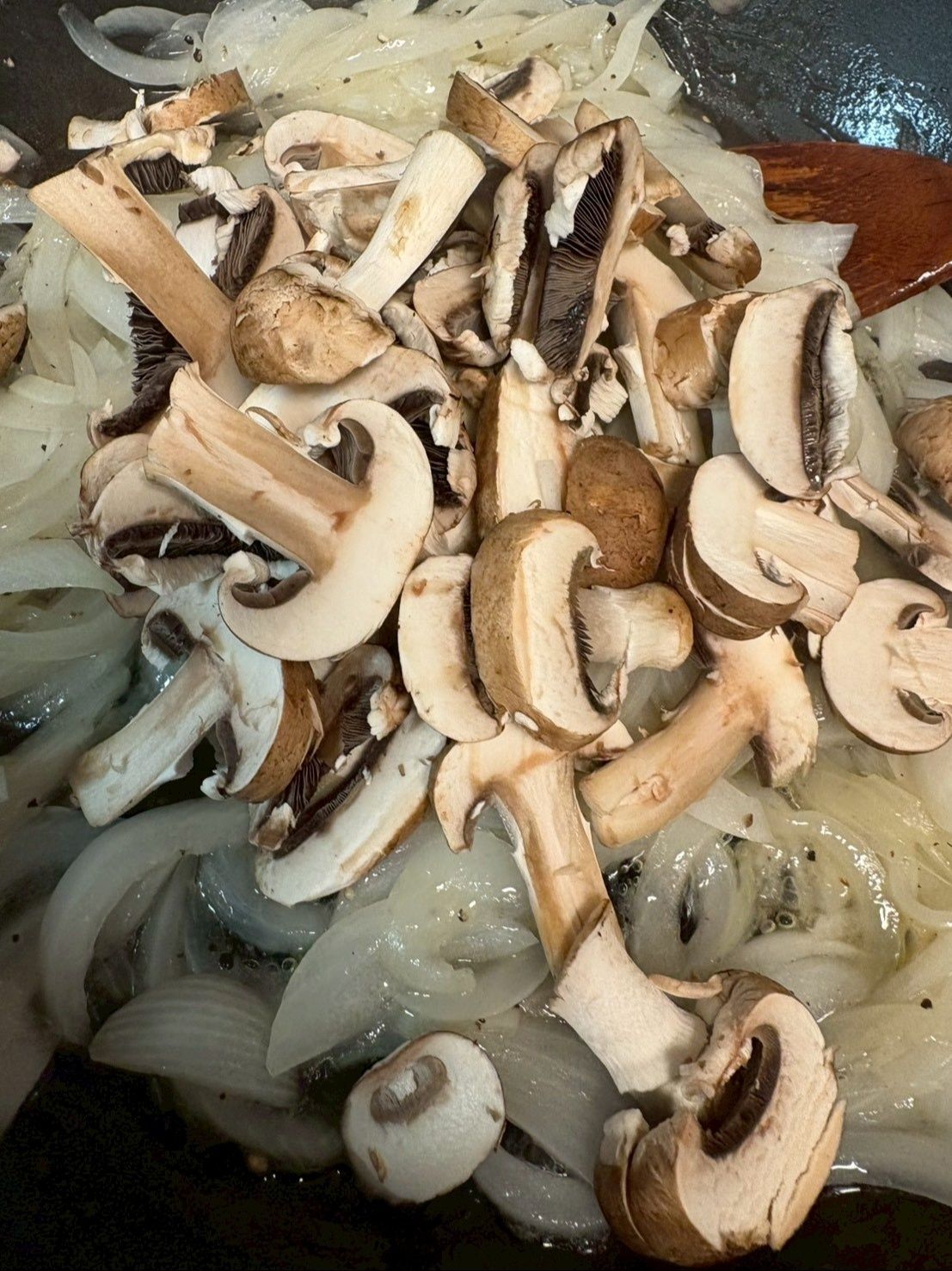 マッシュルームも一緒に炒めます