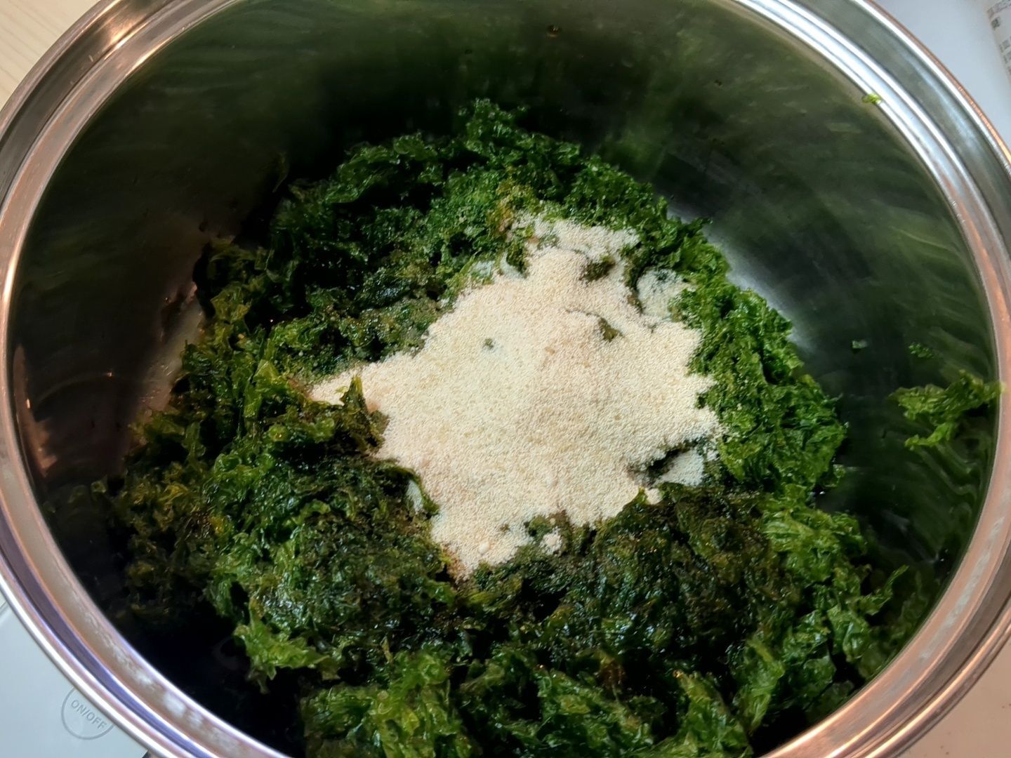 鍋にアオサノリと調味料、水を加え火にかけます。