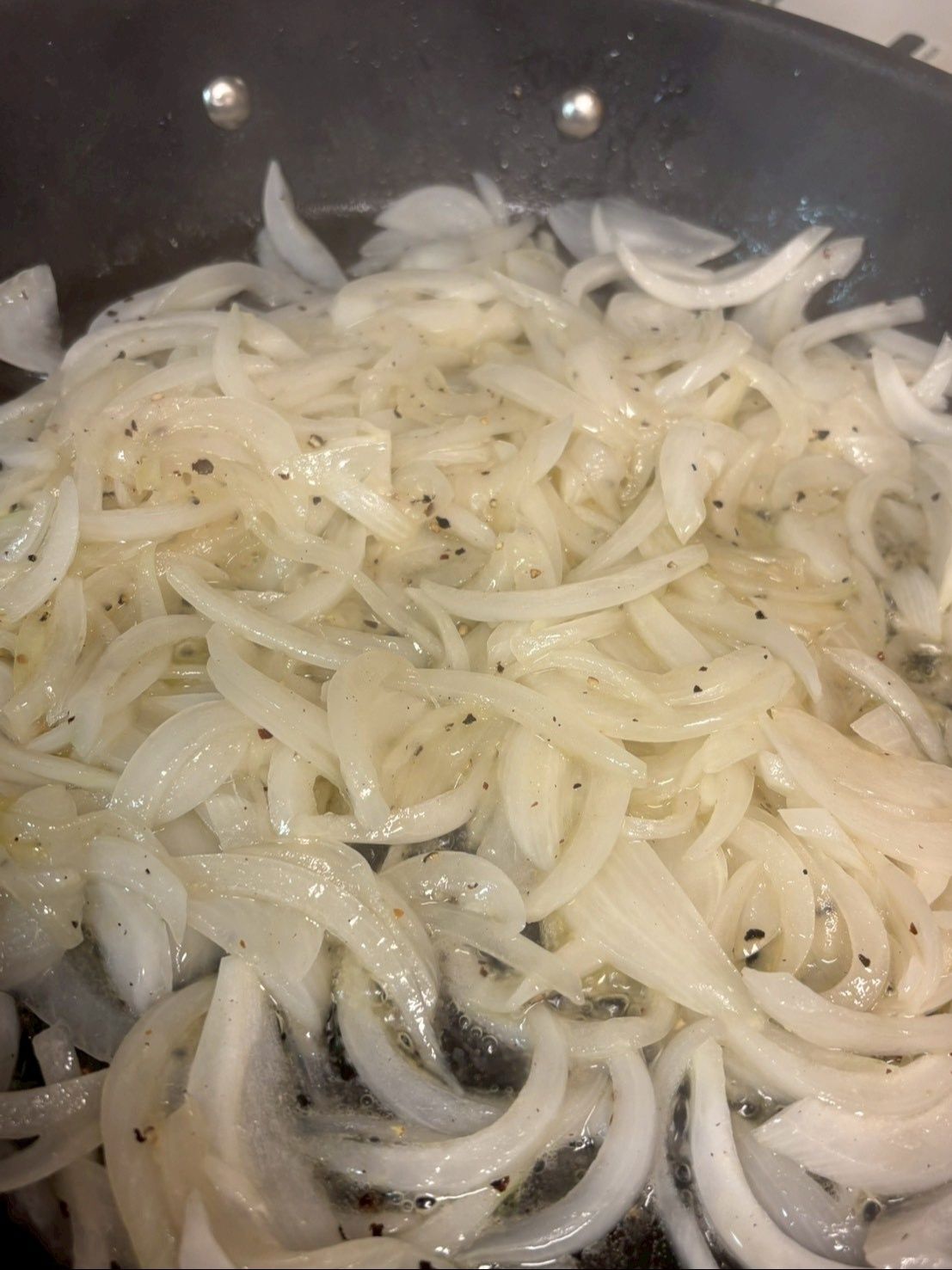 切った玉ねぎを塩コショウで炒めます