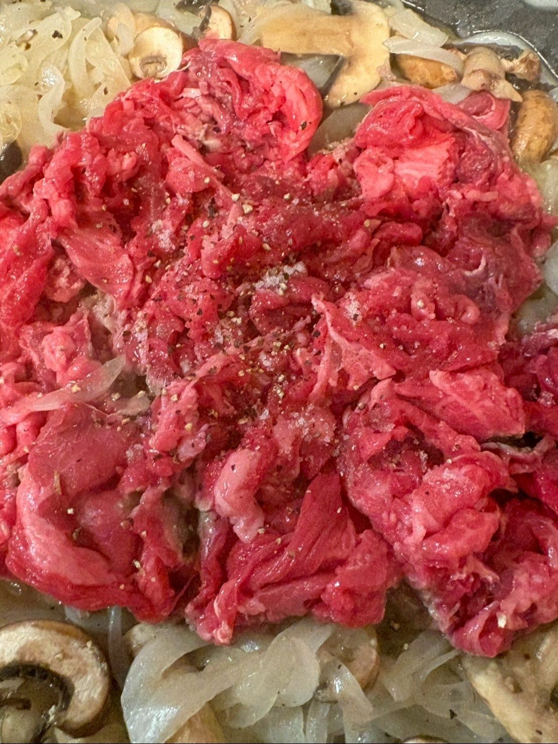 牛コマを加えたらもう一度塩コショウして全体を炒めます