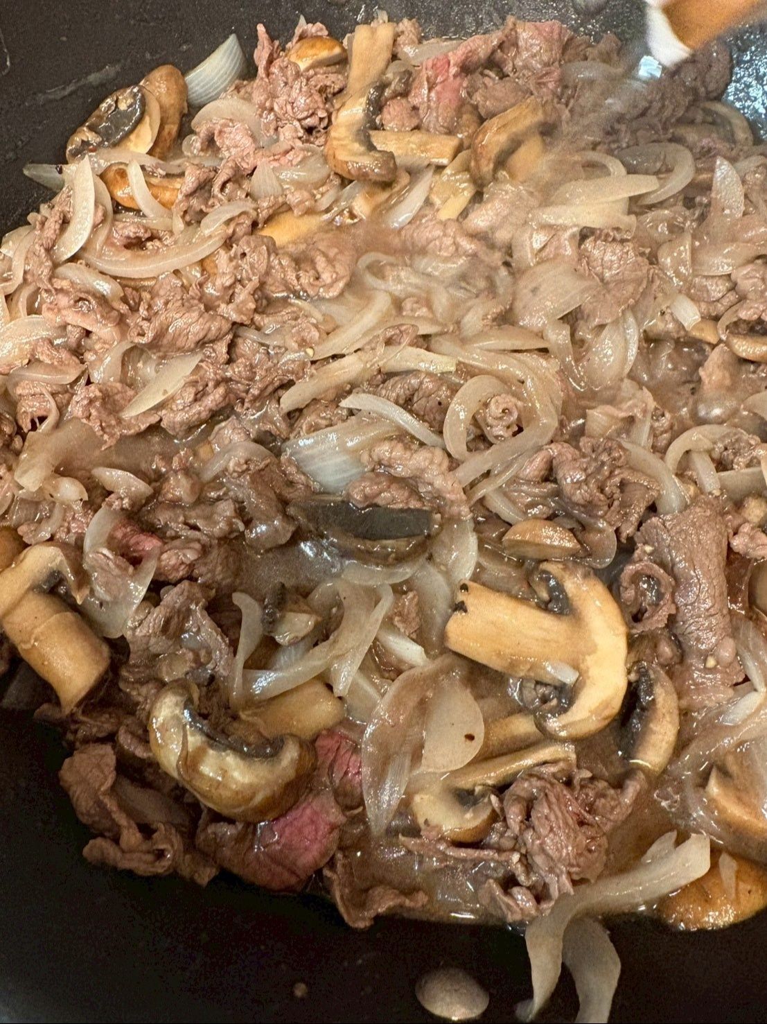 ここで日本酒を加えて蓋をして蒸らします