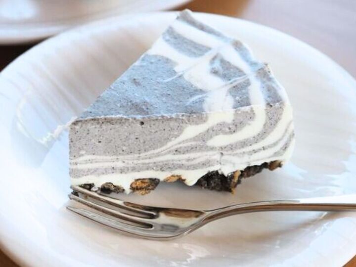 混ぜて流すだけでおしゃれ!『ゼブラ柄チーズケーキ』を作ってみた。難しそうに見えて簡単です♡