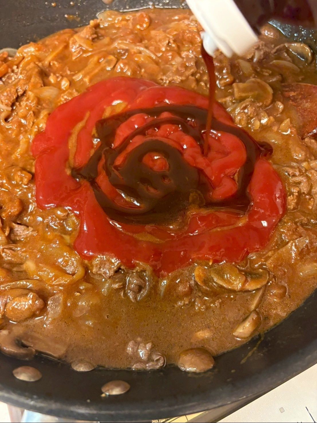 缶詰のソースを良く溶かしたら、ケチャップとソースを加えて味見をします