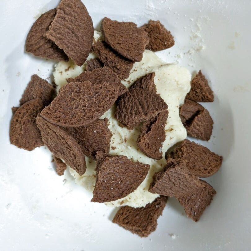 チョコクッキーを割り入れる