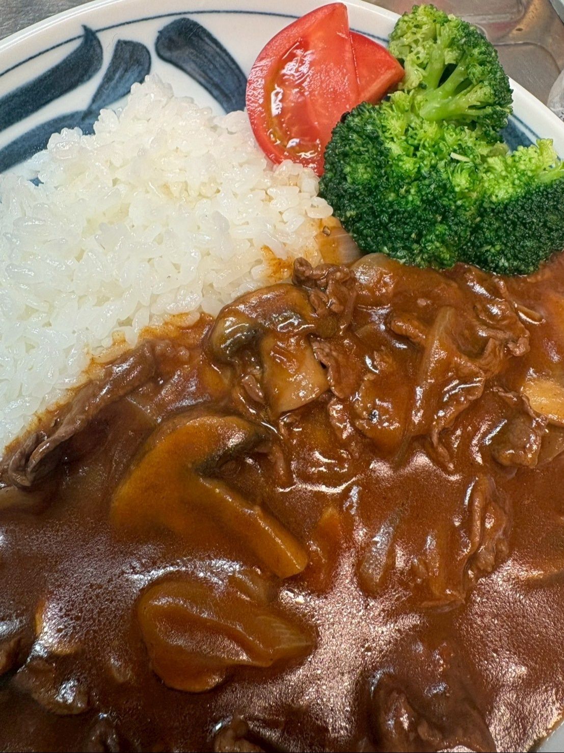 彩りにブロッコリーとトマトを乗せました