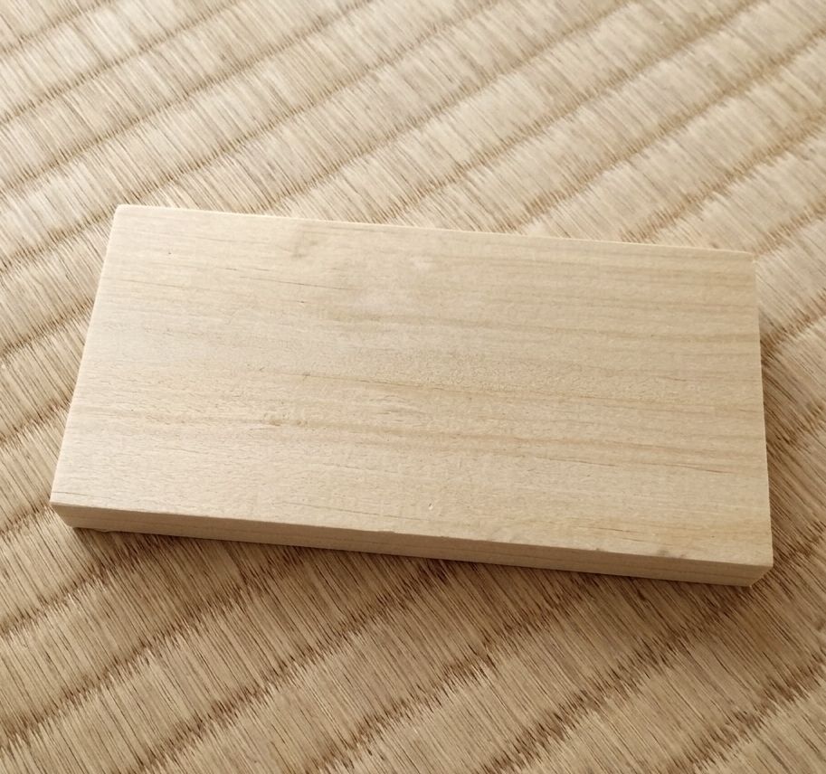 かまぼこの板をまな板代わりに。小さなウインナーを切るのに活用