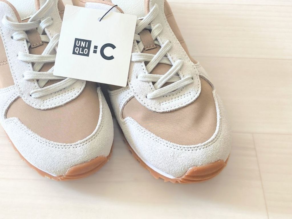 【ユニクロ：シー】40代の『春スニーカー』はナチュラルカラーが上品おしゃれ。履き心地もバツグンです♡
