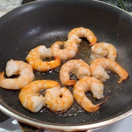 エビを炒める