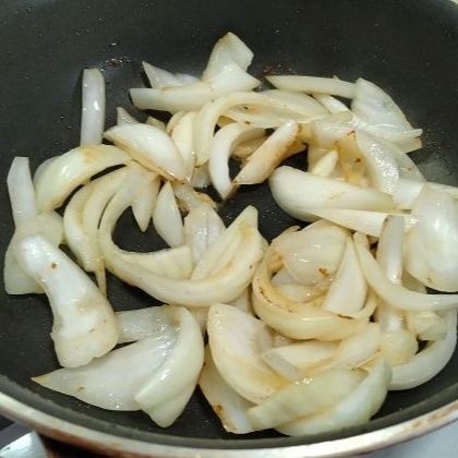 玉ねぎを炒める