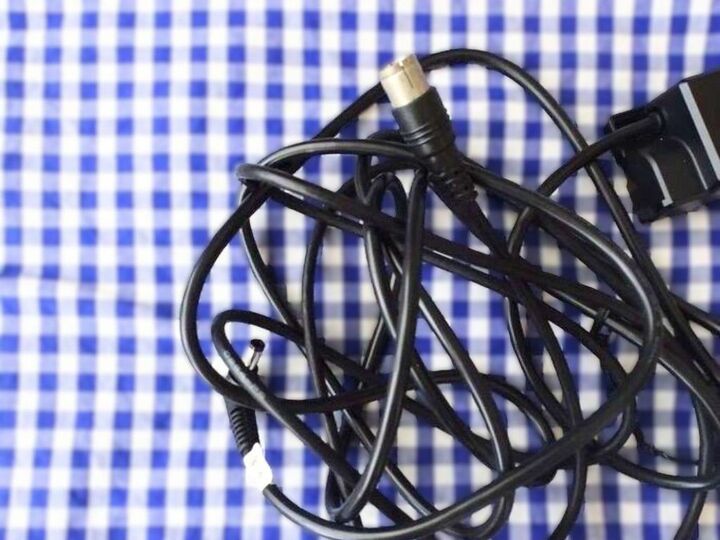 ごちゃつく『コード類』をすっきり収納する方法。もうイライラしません♪