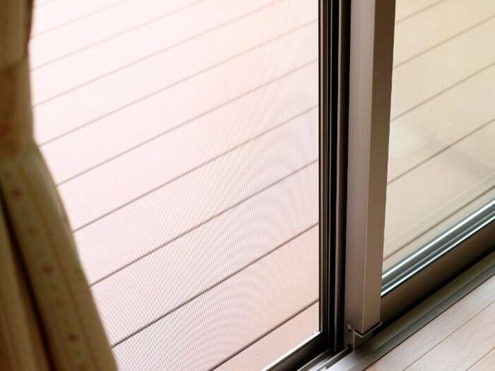 水で流さない『網戸掃除』。5分あれば見違えるほどピカピカになりますよ♪【簡単お掃除テク】