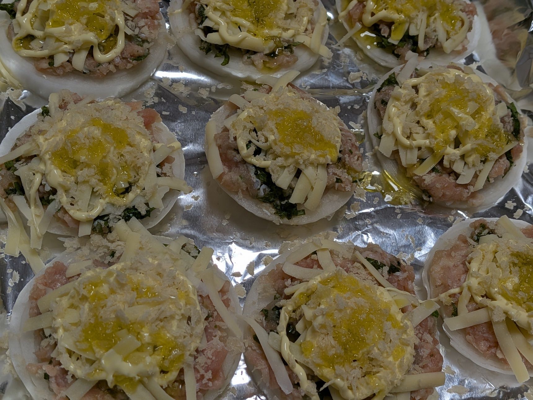 4、最後にオリーブオイルを少しずつ上からかける。トースターで20分程焼く。